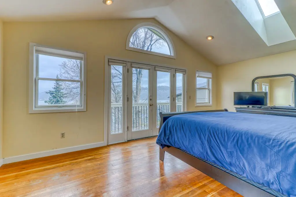 Spacious downtown craftsman with private hot tub, & river views