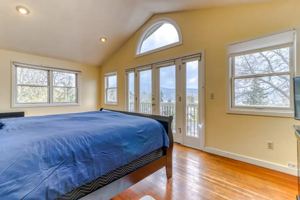 Spacious downtown craftsman with private hot tub, & river views