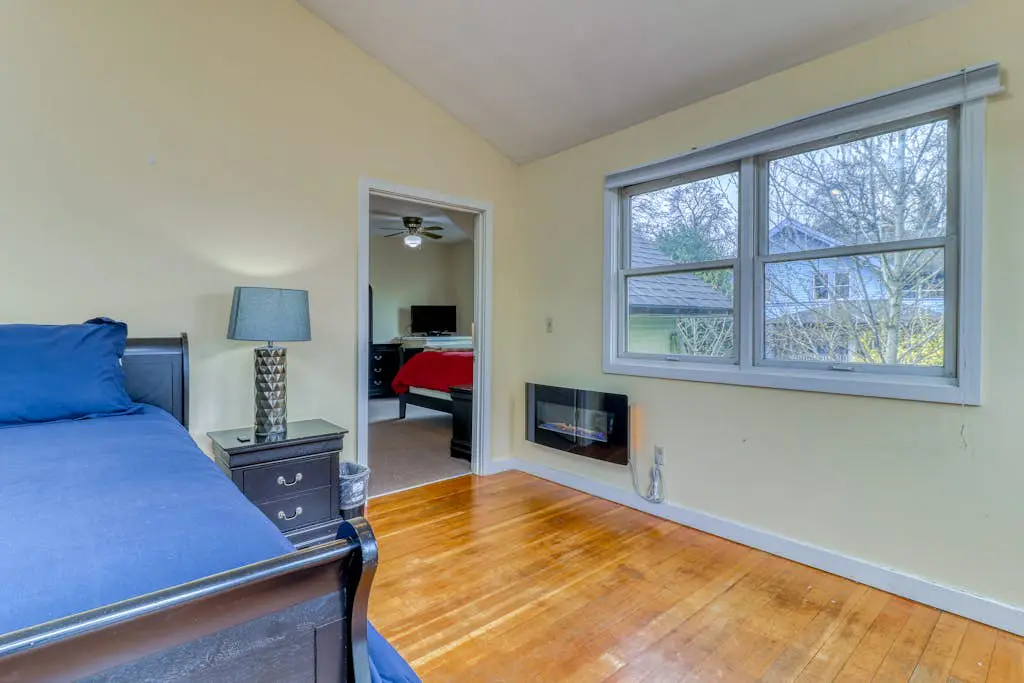 Spacious downtown craftsman with private hot tub, & river views