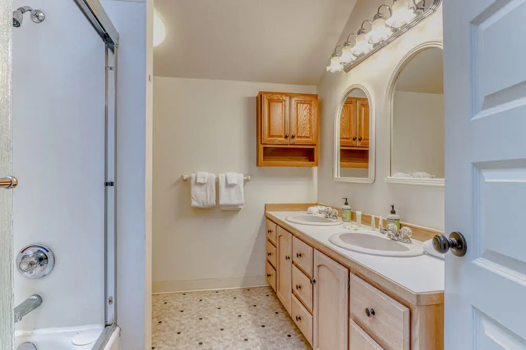 Spacious downtown craftsman with private hot tub, & river views