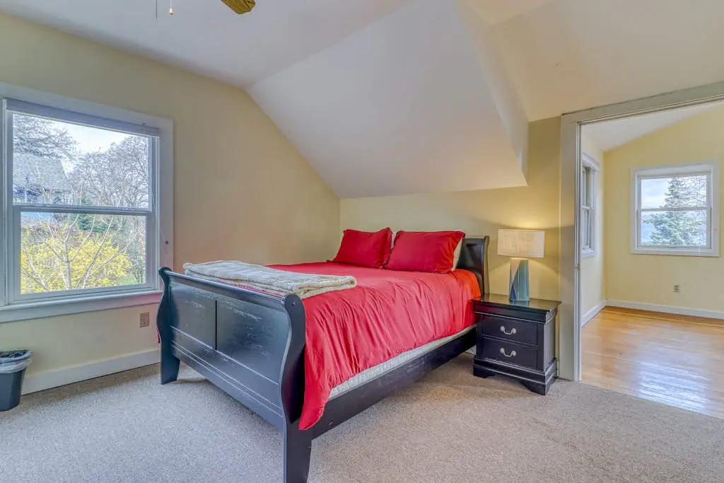 Spacious downtown craftsman with private hot tub, & river views