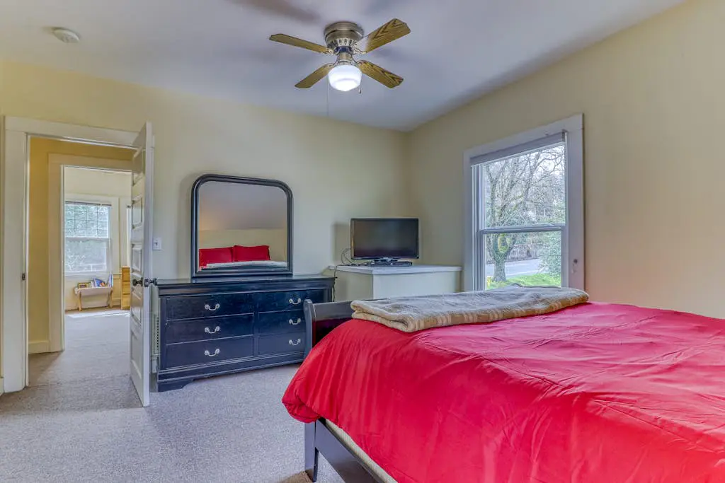 Spacious downtown craftsman with private hot tub, & river views