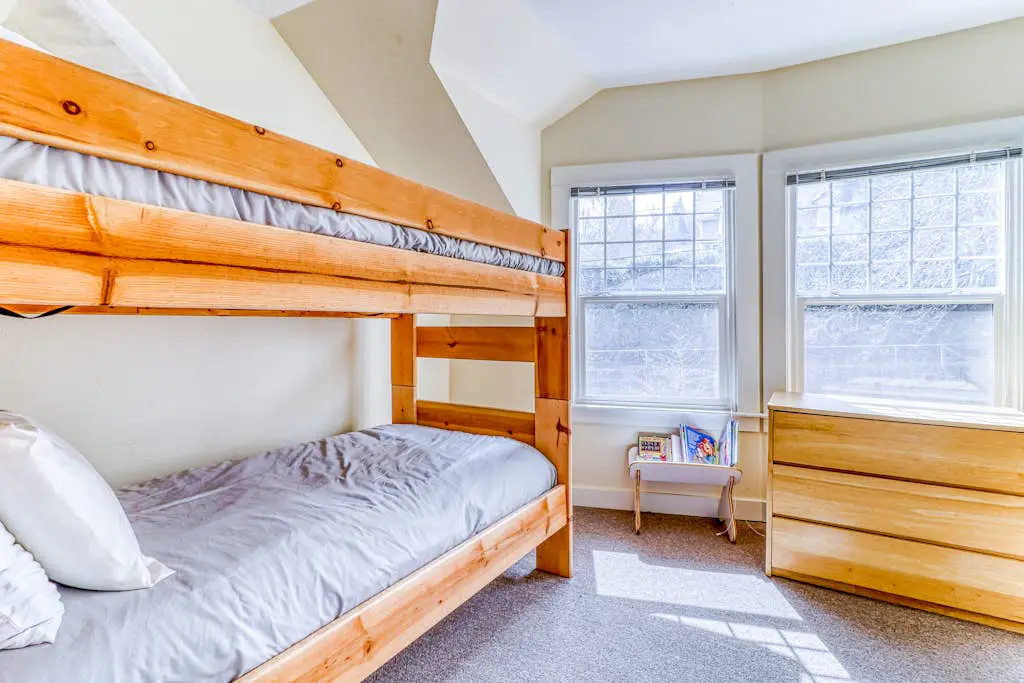 Spacious downtown craftsman with private hot tub, & river views
