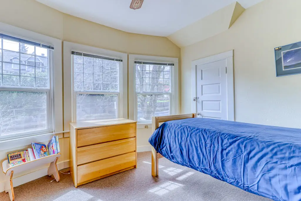 Spacious downtown craftsman with private hot tub, & river views