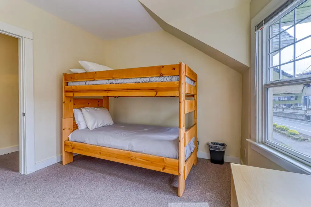 Spacious downtown craftsman with private hot tub, & river views