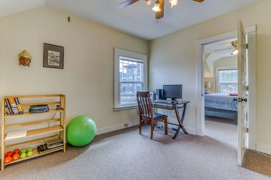 Spacious downtown craftsman with private hot tub, & river views