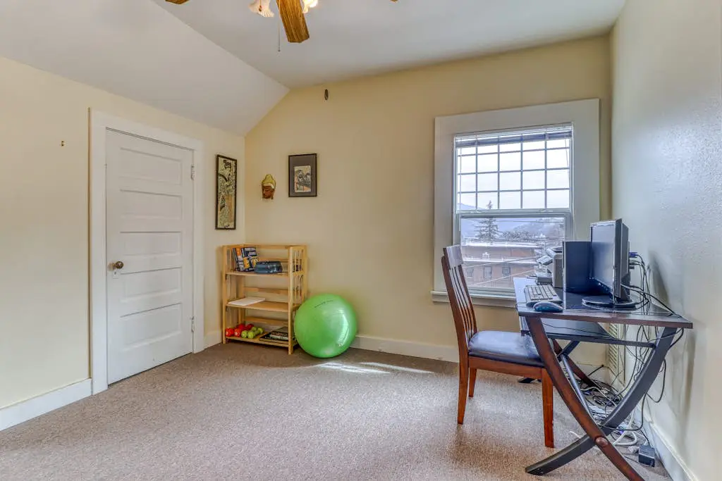 Spacious downtown craftsman with private hot tub, & river views