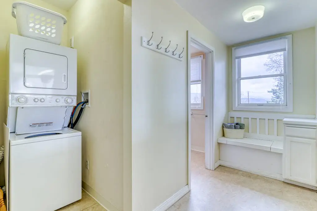 Spacious downtown craftsman with private hot tub, & river views