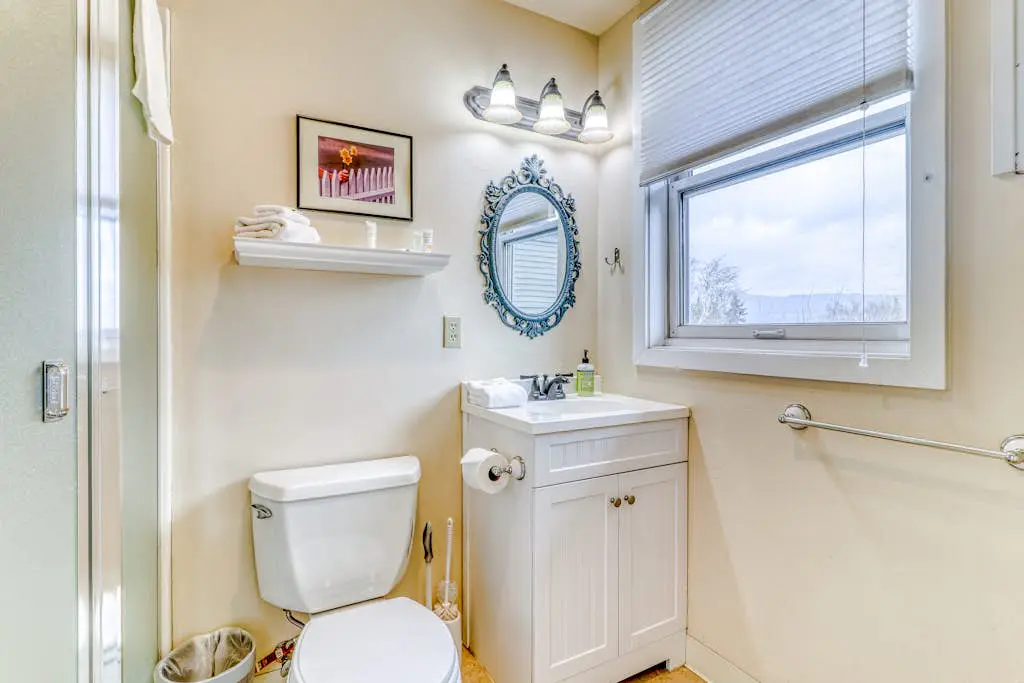 Spacious downtown craftsman with private hot tub, & river views