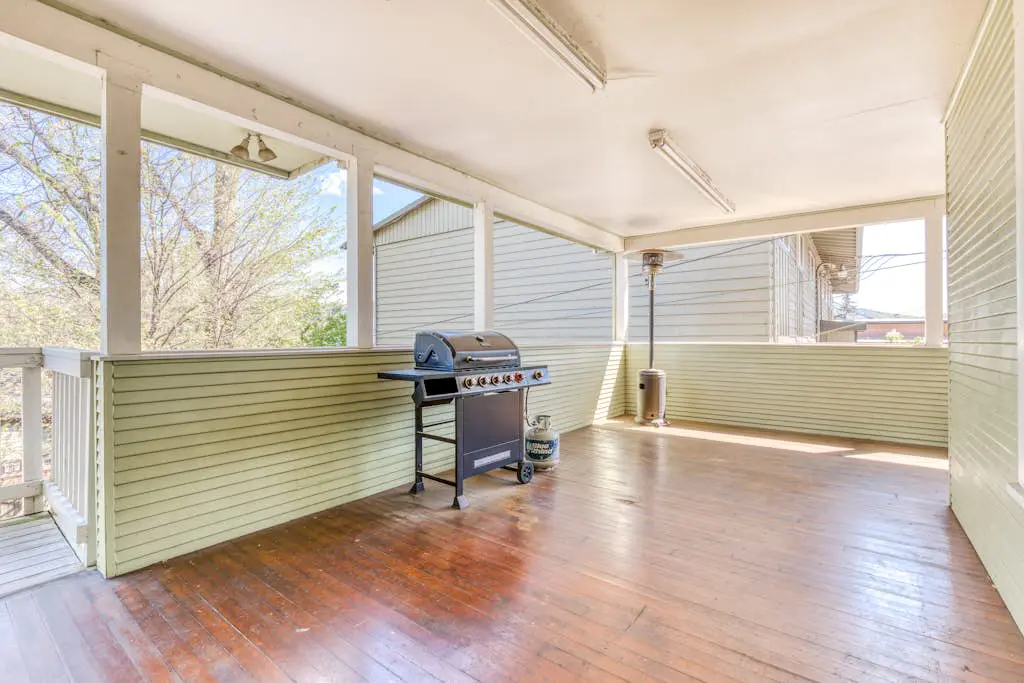 Spacious downtown craftsman with private hot tub, & river views