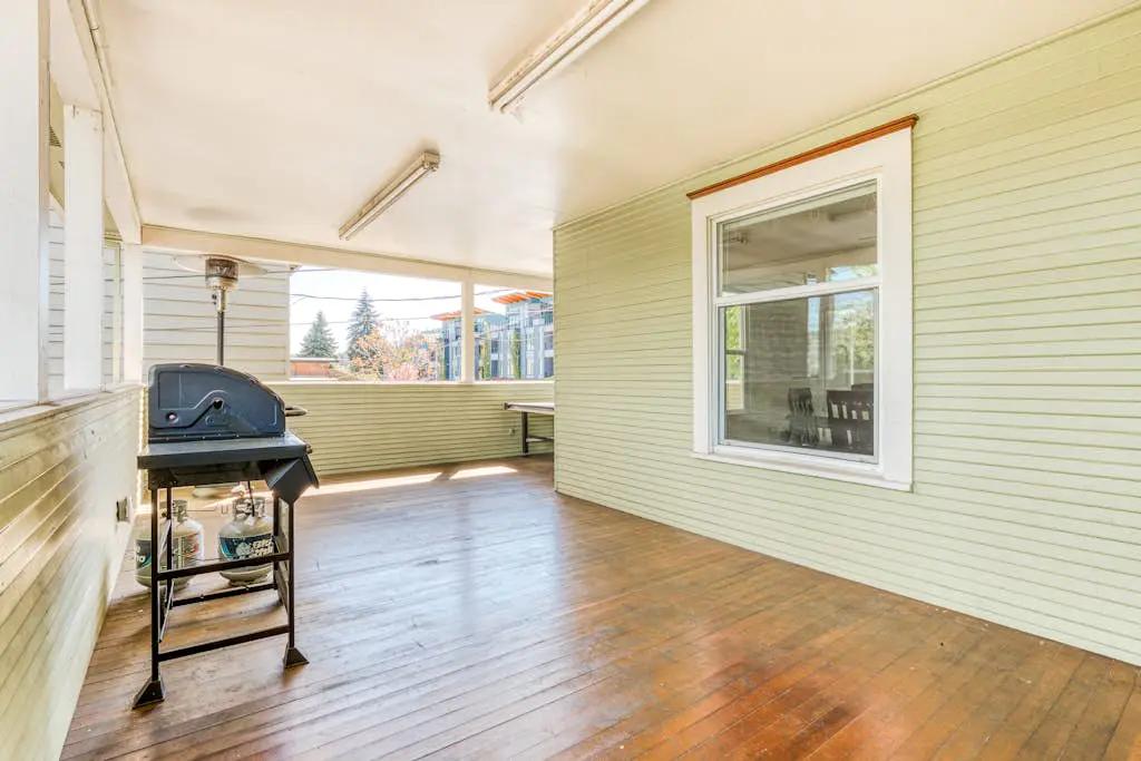 Spacious downtown craftsman with private hot tub, & river views