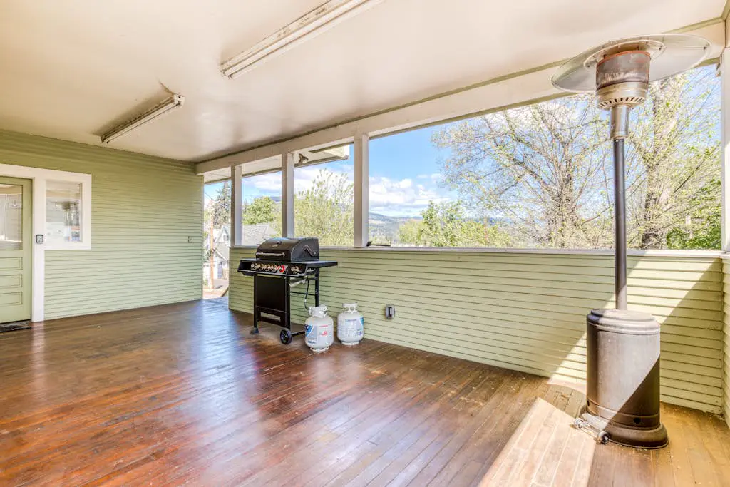 Spacious downtown craftsman with private hot tub, & river views