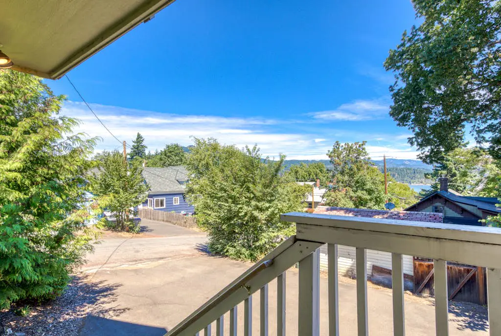 Spacious downtown craftsman with private hot tub, & river views