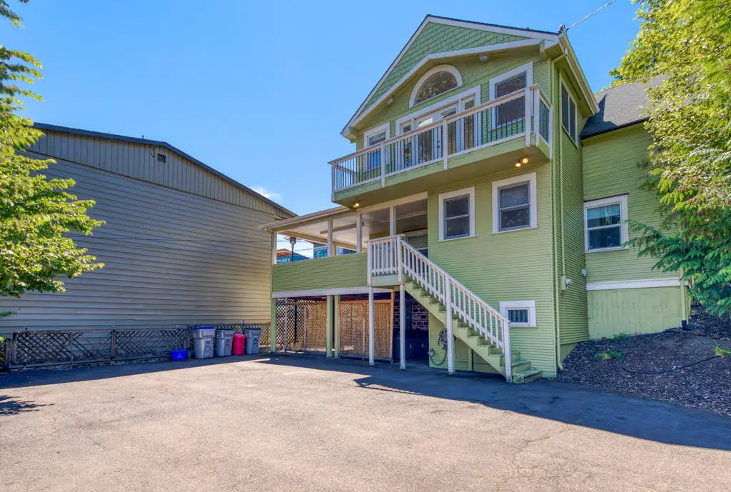Spacious downtown craftsman with private hot tub, & river views