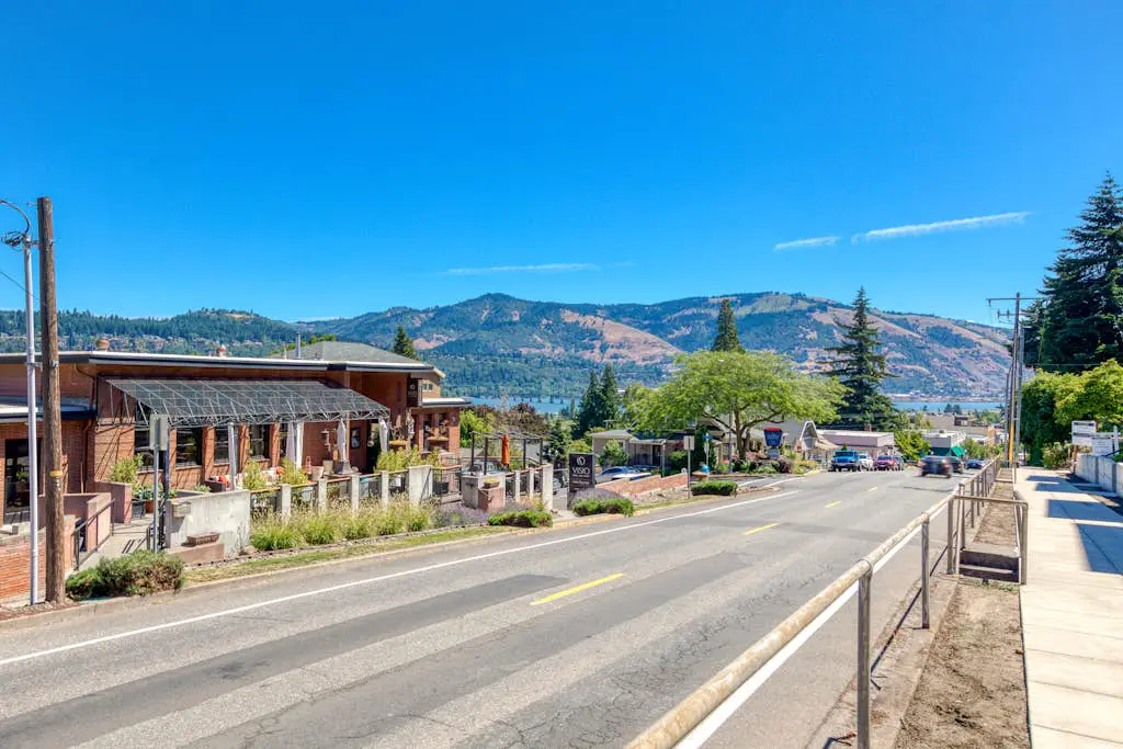 Spacious downtown craftsman with private hot tub, & river views
