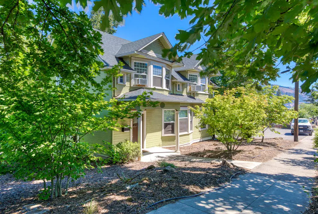 Spacious downtown craftsman with private hot tub, & river views