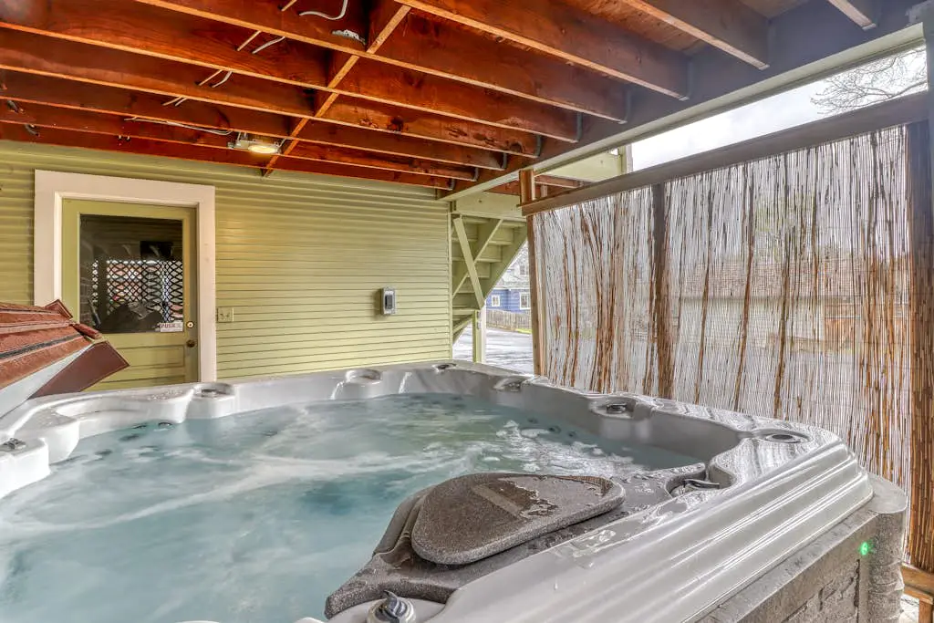 Spacious downtown craftsman with private hot tub, & river views