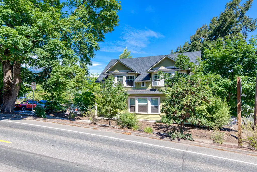 Spacious downtown craftsman with private hot tub, & river views