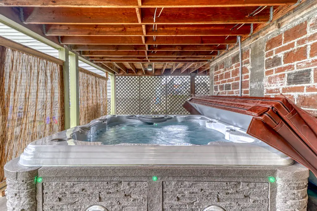 Spacious downtown craftsman with private hot tub, & river views