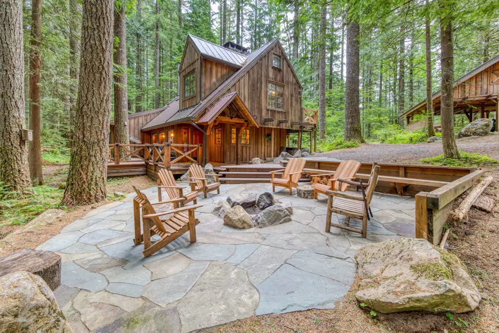 Mt Hood lodge in Forest Setting with Firepit & NEW Private Hot Tub