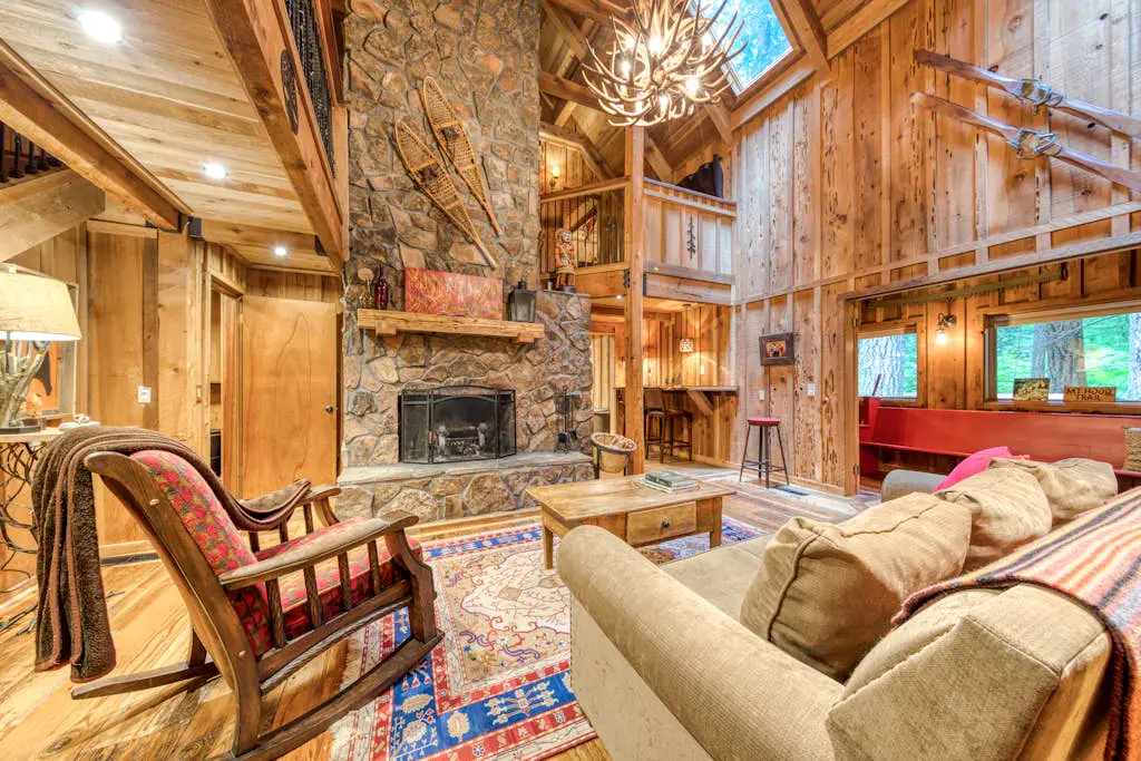 Mt Hood lodge in Forest Setting with Firepit & NEW Private Hot Tub
