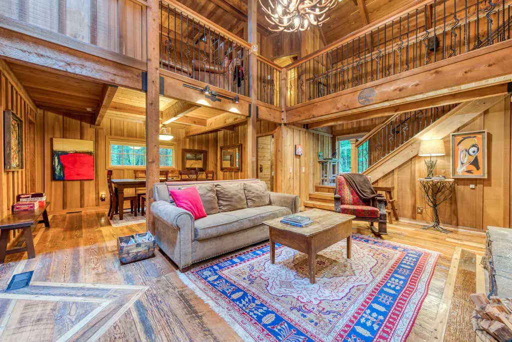 Mt Hood lodge in Forest Setting with Firepit & NEW Private Hot Tub