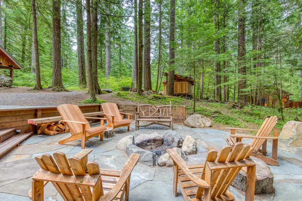 Mt Hood lodge in Forest Setting with Firepit & NEW Private Hot Tub