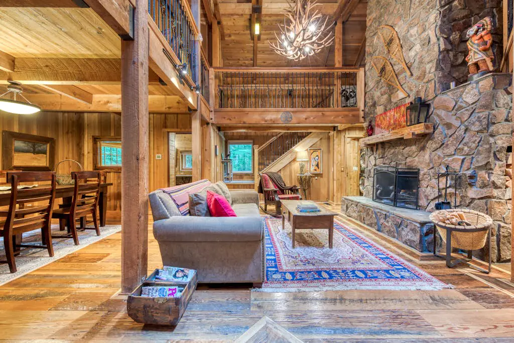 Mt Hood lodge in Forest Setting with Firepit & NEW Private Hot Tub