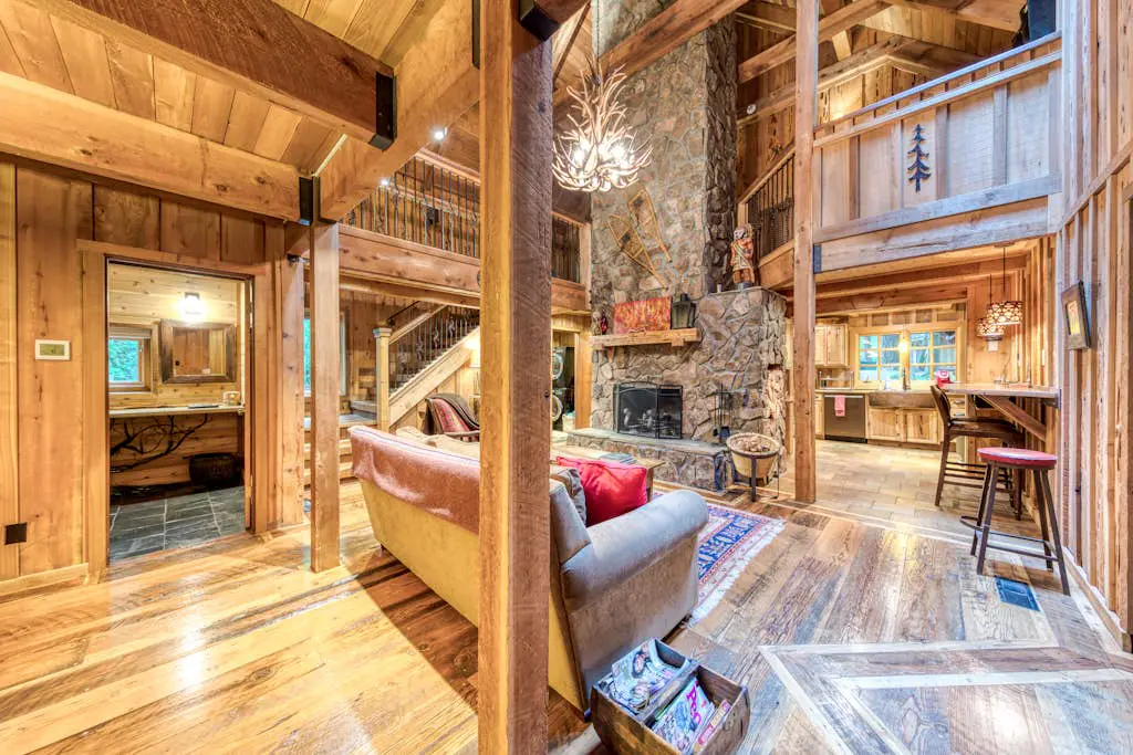 Mt Hood lodge in Forest Setting with Firepit & NEW Private Hot Tub