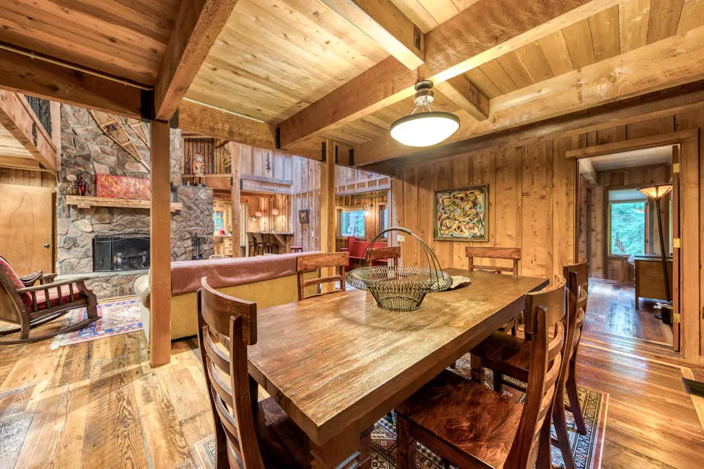 Mt Hood lodge in Forest Setting with Firepit & NEW Private Hot Tub