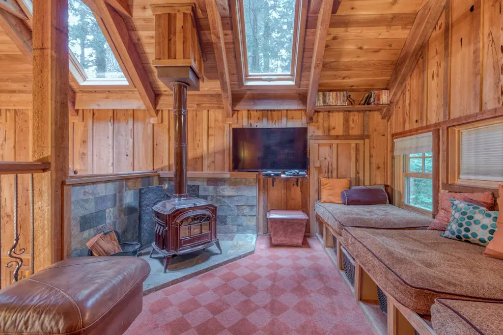 Mt Hood lodge in Forest Setting with Firepit & NEW Private Hot Tub