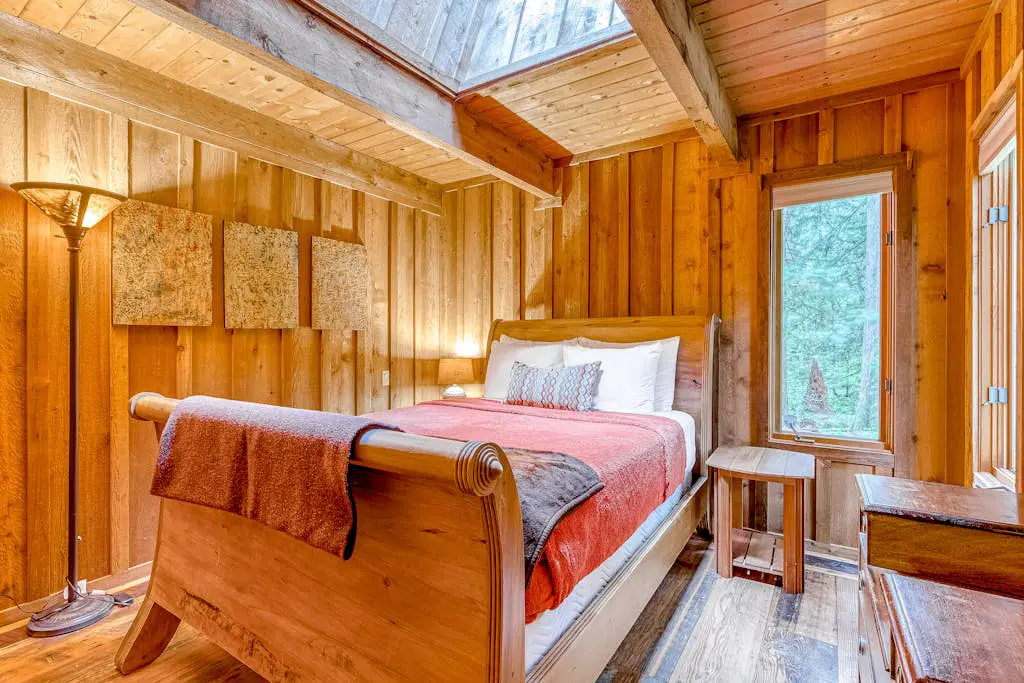 Mt Hood lodge in Forest Setting with Firepit & NEW Private Hot Tub