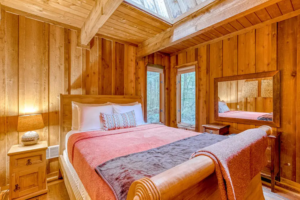 Mt Hood lodge in Forest Setting with Firepit & NEW Private Hot Tub