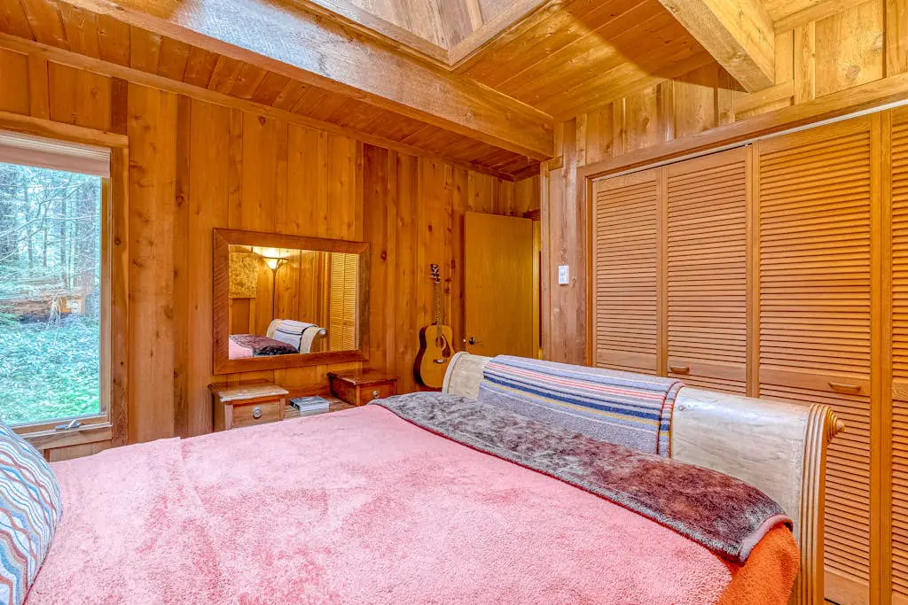 Mt Hood lodge in Forest Setting with Firepit & NEW Private Hot Tub