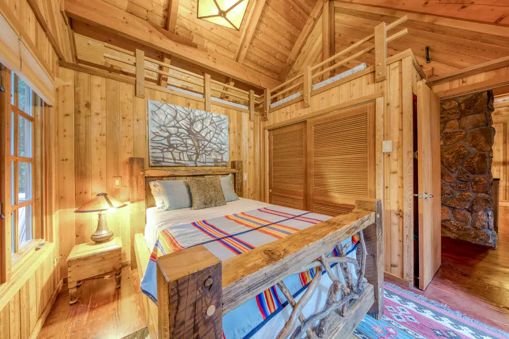 Mt Hood lodge in Forest Setting with Firepit & NEW Private Hot Tub
