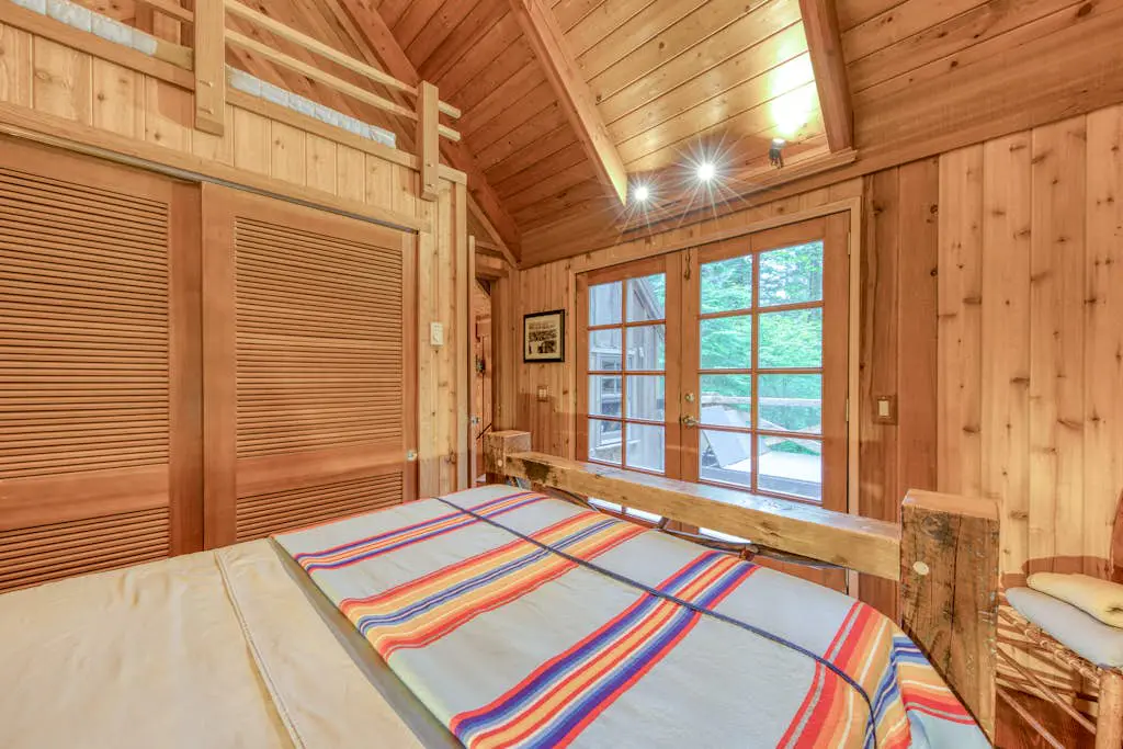 Mt Hood lodge in Forest Setting with Firepit & NEW Private Hot Tub