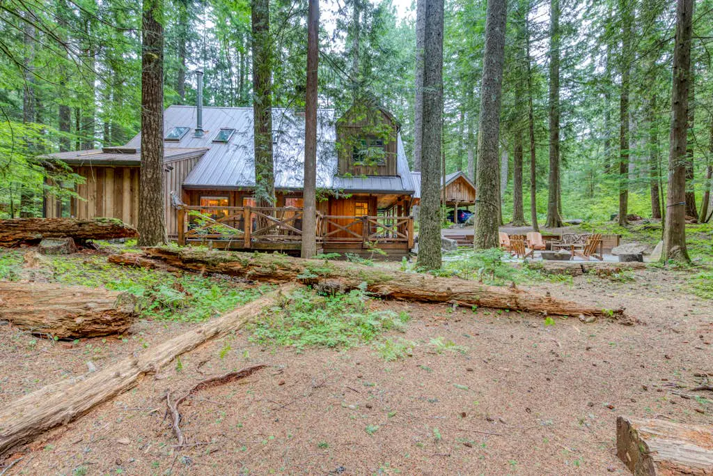 Mt Hood lodge in Forest Setting with Firepit & NEW Private Hot Tub