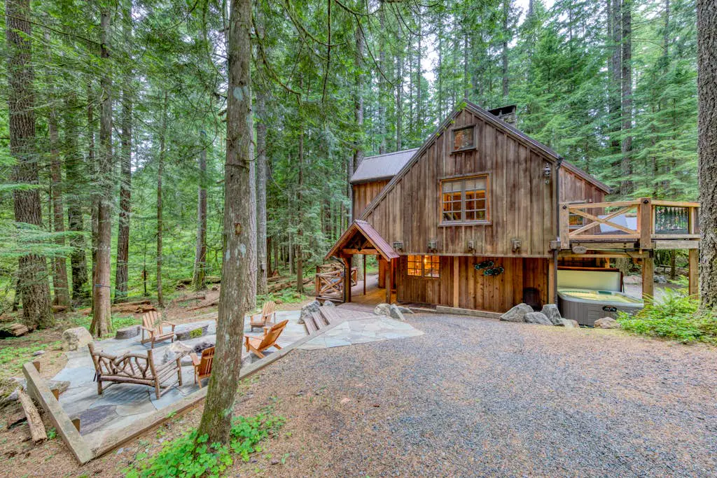 Mt Hood lodge in Forest Setting with Firepit & NEW Private Hot Tub