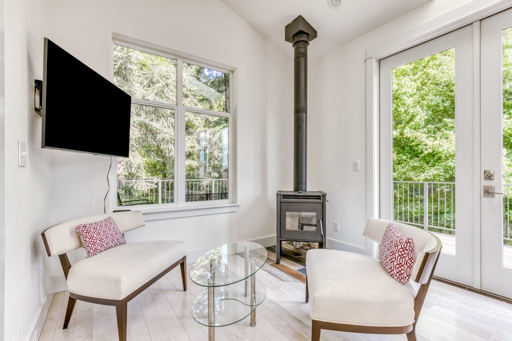 Lovely house with river & mountain views, deck, grill, washer&dryer & wood stove