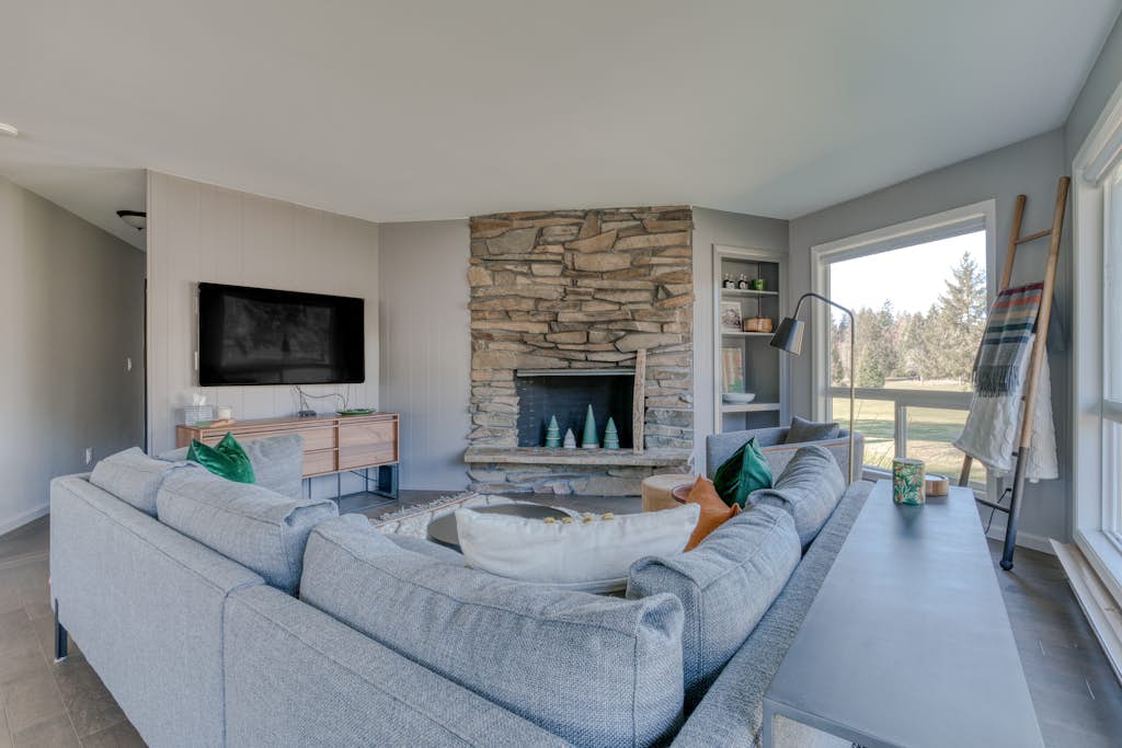 Mountain-view condo on the golf course with WiFi, private W/D & gas grill