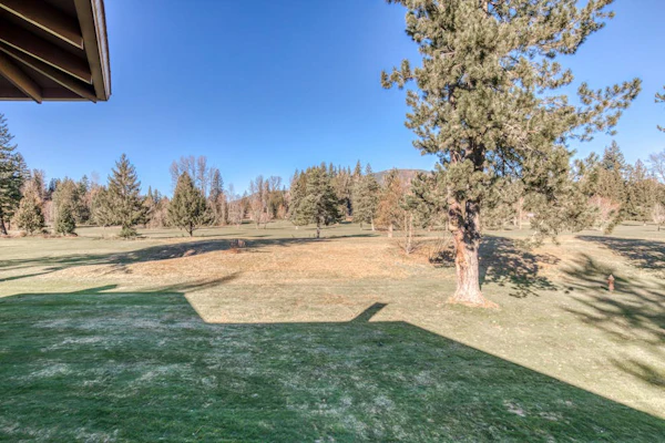 Mountain-view condo on the golf course with WiFi, private W/D & gas grill