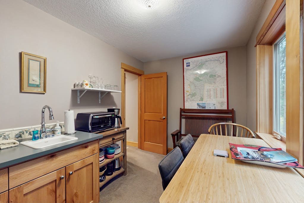 Charming riverfront apartment with kitchenette, grill, & central AC