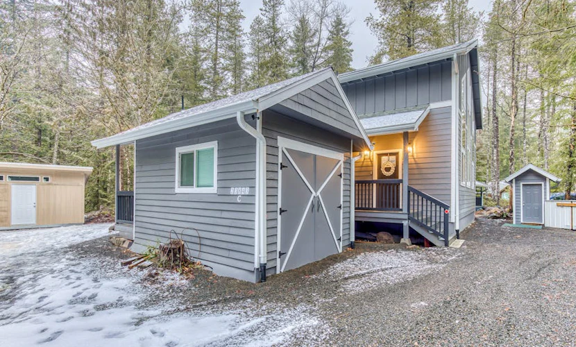 Inviting studio with kitchenette & scenic forest setting