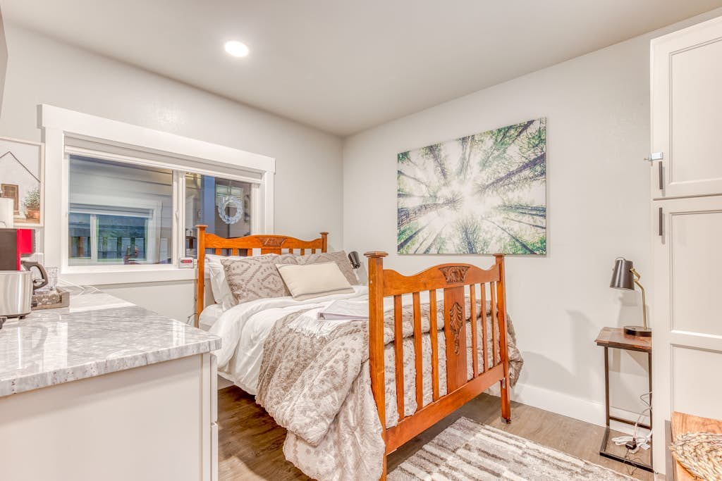 Inviting studio with kitchenette & scenic forest setting