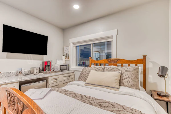 Inviting studio with kitchenette & scenic forest setting