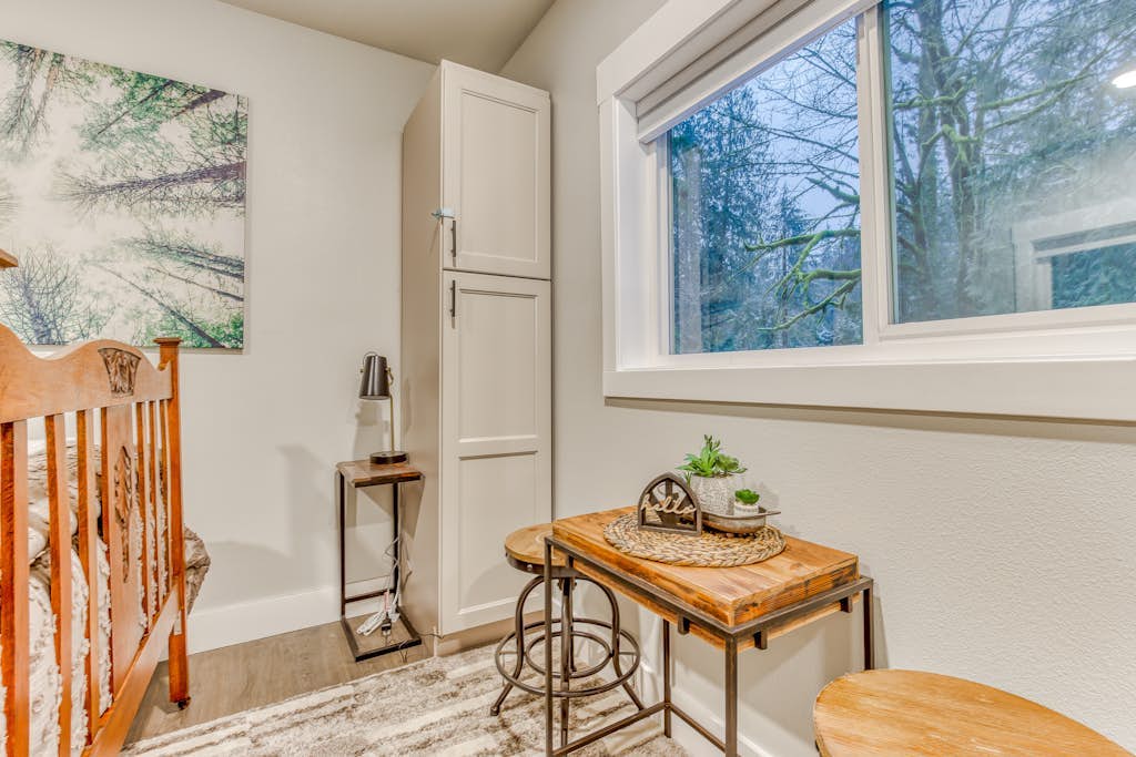 Inviting studio with kitchenette & scenic forest setting