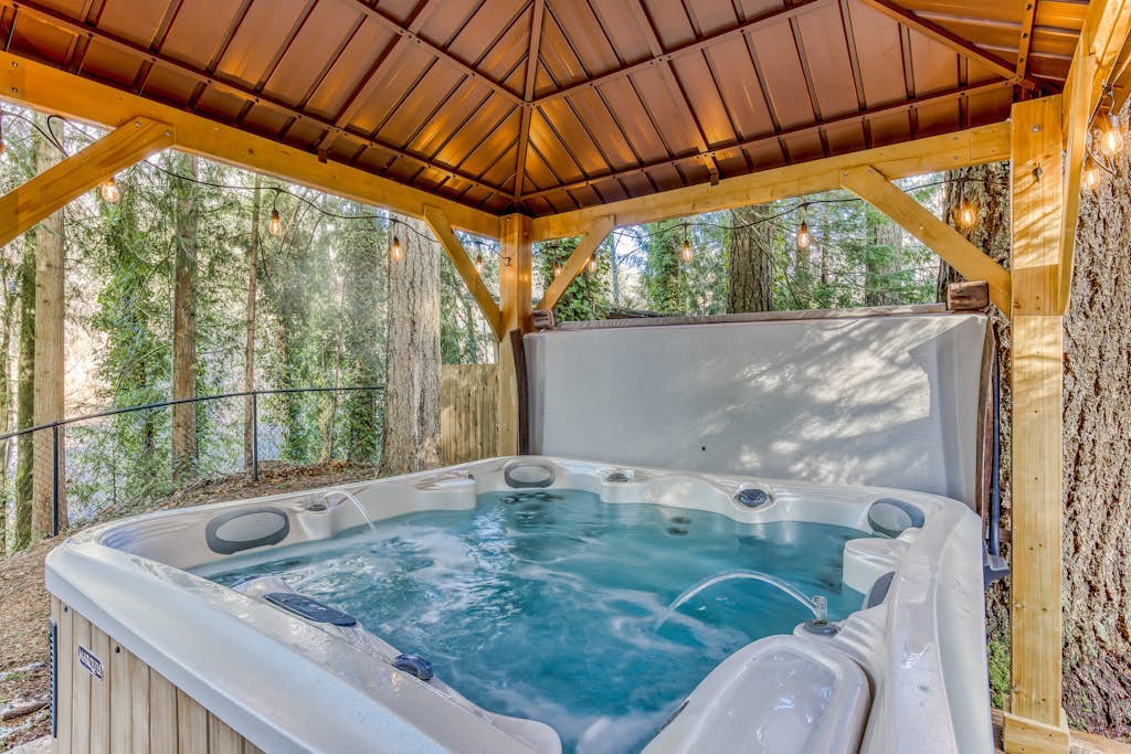 Quiet, riverfront cabin with private hot tub & scenic location
