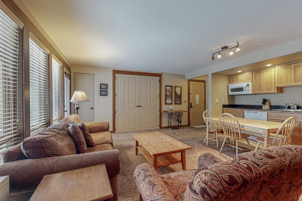 Charming condo with serene views, access to resort amenities, WiFi, and patio