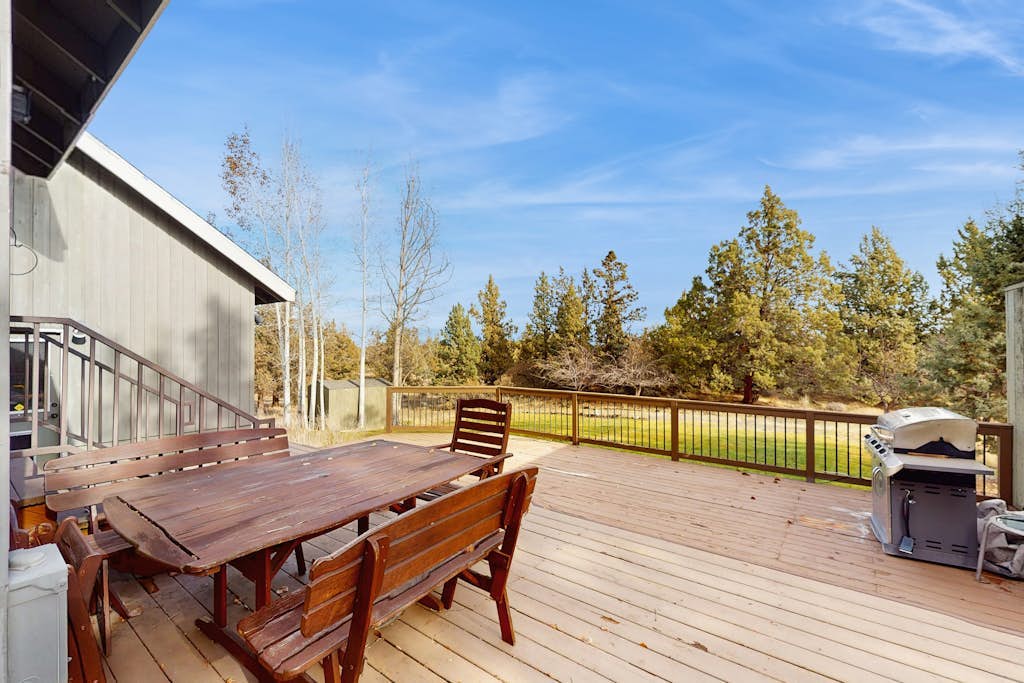 Cozy home near town, river & hiking with WiFi, large backyard & firepit