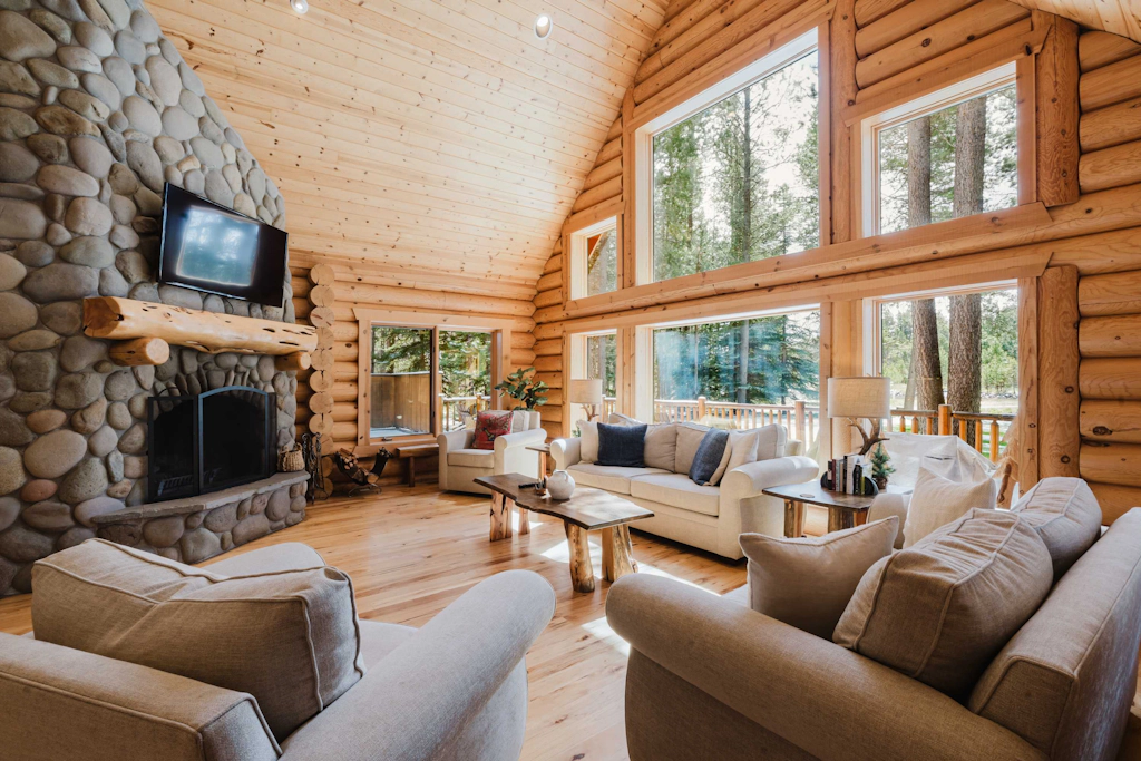 Riverfront log cabin style home with full kitchen, deck, washer & dryer and WIFI